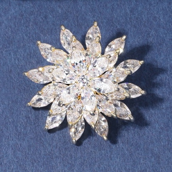 Snowflake Brooch Rotatable Brooch Zircon Snowflake Pin - Picture 6 of 9